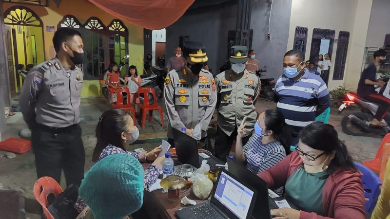 Kapolresta Deli Serdang Tinjau Langsung Pelaksanaan Vaksinasi Malam Hari di Desa Sekip