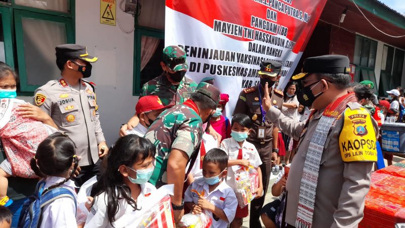 Kapolda Sumut Bersama Pangdam I/BB Tinjau Vaksinasi Covid-19 Bagi Anak Usia 6-11 Tahun di Samosir