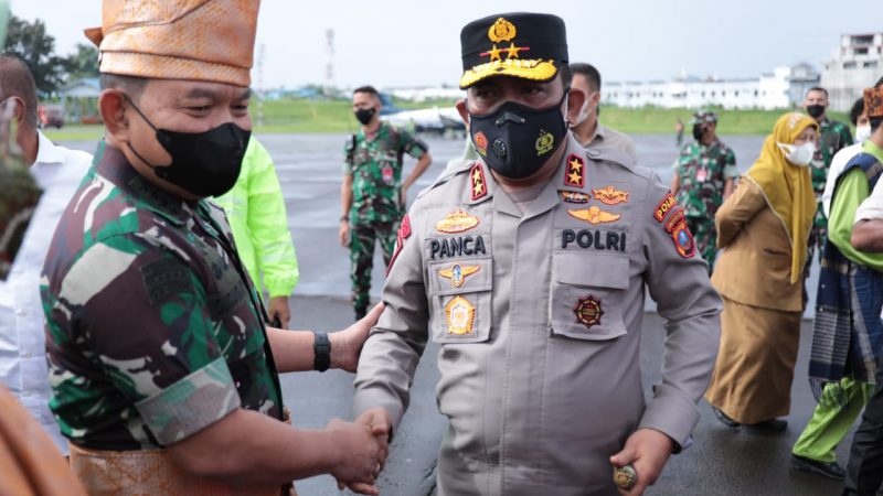 Kapolda Sumut Sambut Kedatangan KSAD di Lanud Soewondo