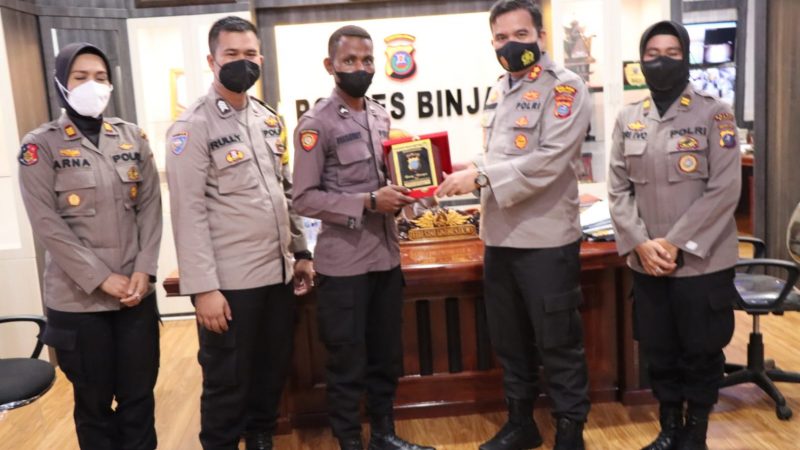 Kapolres Binjai Berikan Cinderamata ke Bintara Noken Polda Papua Barat