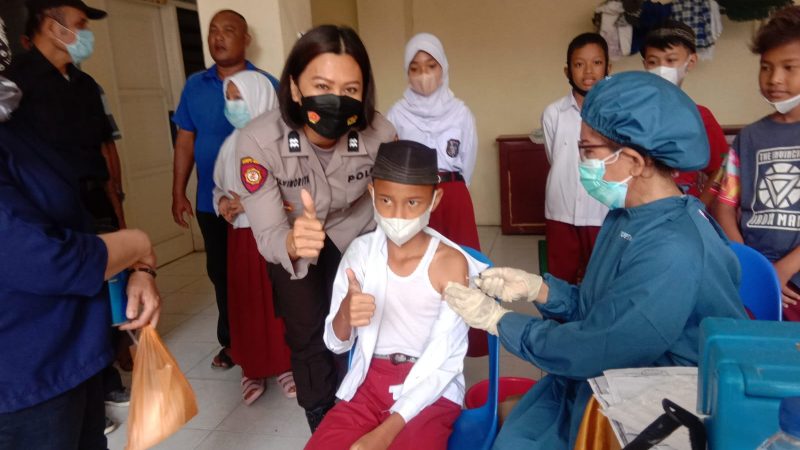 Polwan Polsek Medan Helvetia Dampingi Siswa/i Vaksin di Sekolah-Sekolah