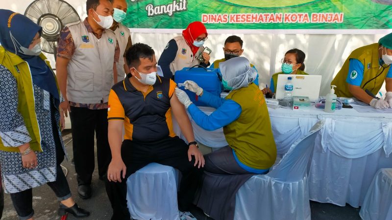 Polres Binjai Laksanakan Vaksin Dosis 3 Booster di Halaman Pemko Binjai