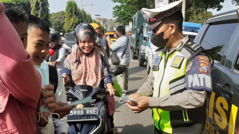 Polres Binjai Bersama Instansi Terkait Gencar Bagi-Bagi Masker ke Pengendara
