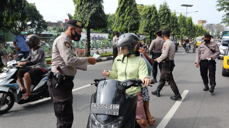 Tekan Angka Penularan Covid-19, Polres Binjai Kembali Bagi-Bagi Masker di Jalan