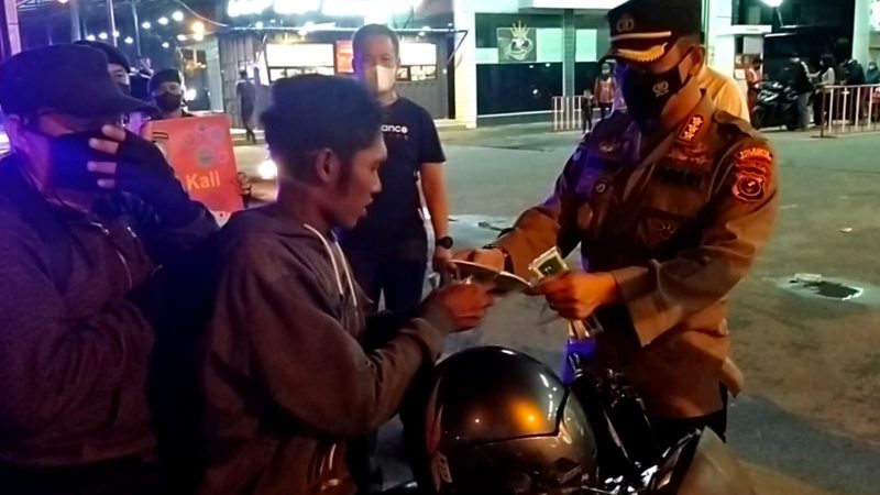 Ops Yustisi, Kapolresta Deli Serdang Turun Langsung Bagikan Masker ke Masyarakat