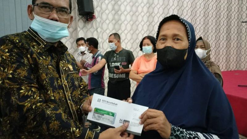 Antonius D Tumanggor Bagikan Kartu BPJS Gratis ke 469 KK Saat Reses di Kecamatan Petisah