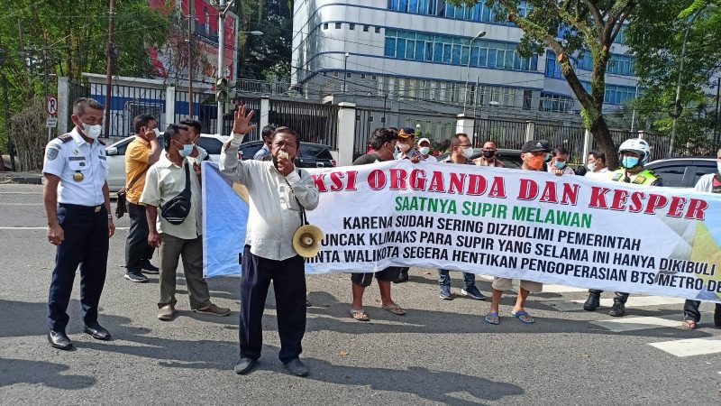 Supir KPUM dan MRX Gelar Aksi Demo di kantor Wali Kota Medan, Protes Keberadaan Armada Bus Trans Deli Gratis