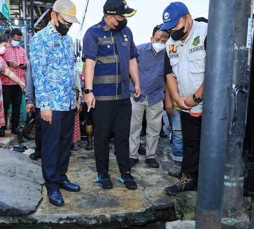 Bobby Tinjau Drainase di Jalan Bajak