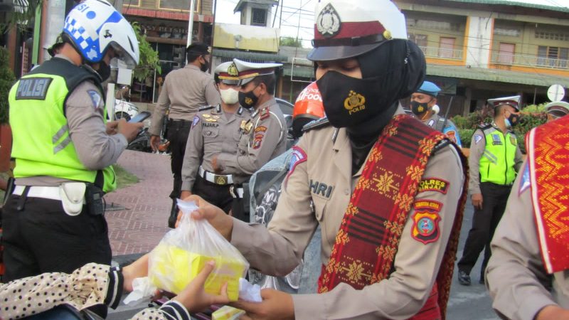 Polres Binjai Berbagi Ta’jil Kepada Masyarakat di Jalan Sudirman