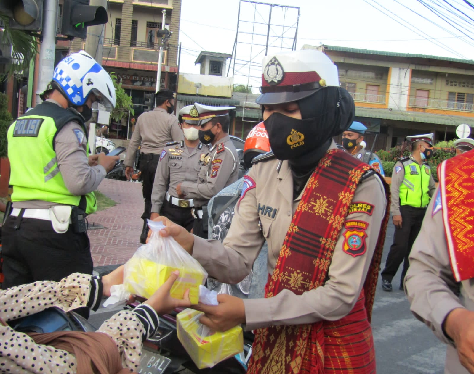 Polres Binjai Berbagi Ta’jil Kepada Masyarakat di Jalan Sudirman