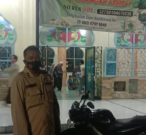 Beri Rasa Aman, Personel Polsek Tuntungan Rutin Pam Salat Tarawih di Bulan Ramadhan