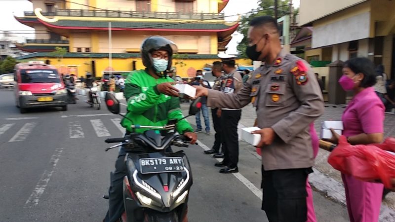 Polsek Medan Timur Bagi-Bagi Takjil Kepada Masyarakat