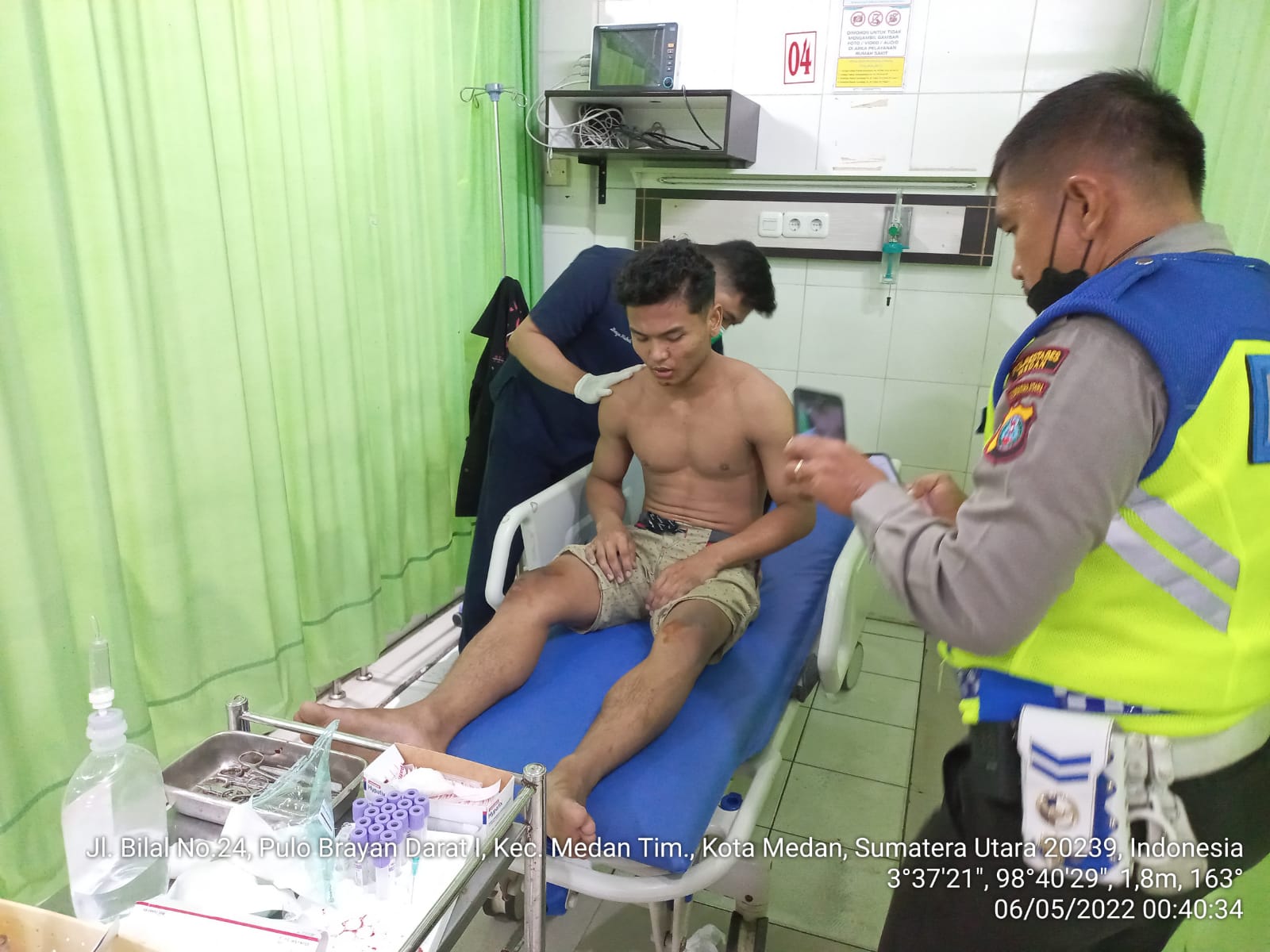 Polsek Medan Timur Bantu Warga Alami Kecelakaan di Jalan Cemara