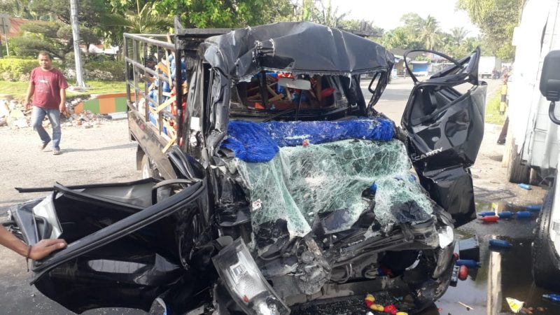 Diduga Hendak Menyalip, Mobil Pickup “Seruduk” Truk, 1 Orang Meninggal Dunia