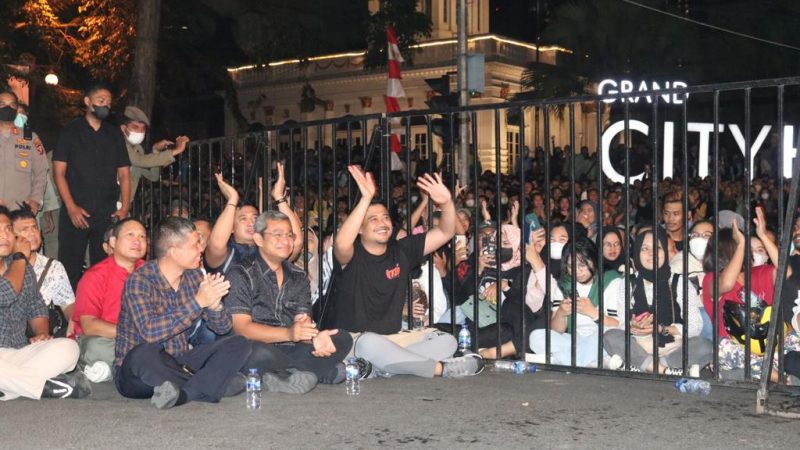 Bobby Nasution Duduk Lesehan di Jalan Raden Bersama Warga  Nonton Konser HUT ke-432 Medan  