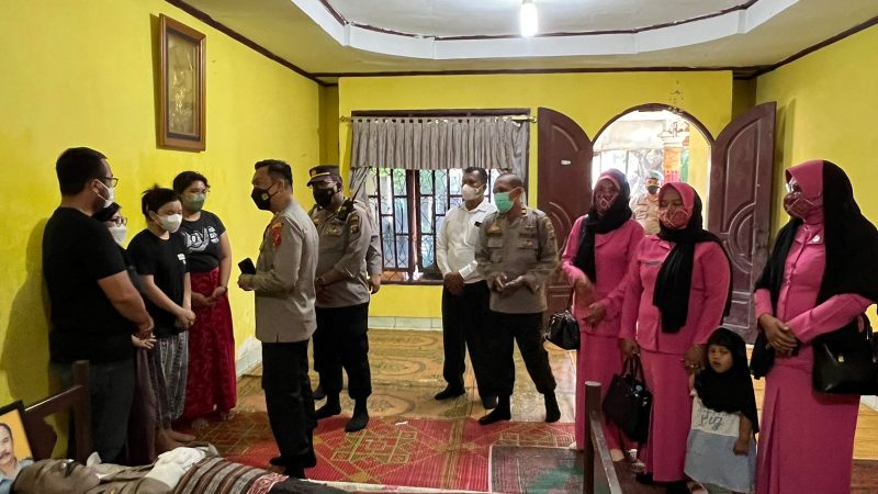 Turut Berduka Cita, Kapolresta Deli Serdang Melayat ke Kediaman Personil