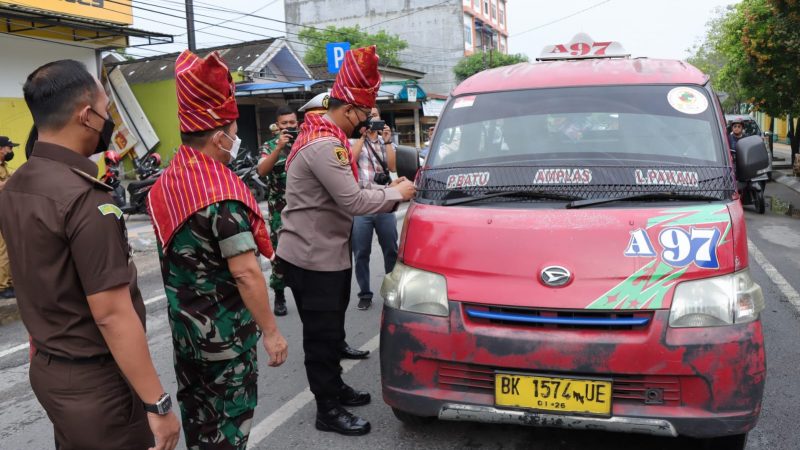 Bangkitkan Jiwa Nasionalisme, Polresta Deli Serdang Bagikan Bendera Merah Putih