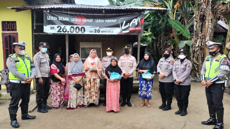 Polres Sergai Bagikan Bansos ke Warga yang Terdampak Harga BBM Naik