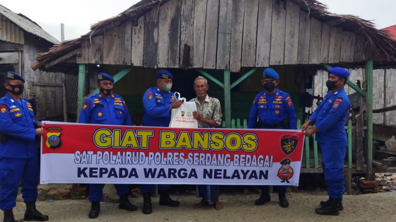 Sat Pol Airud Polres Sergai Bagikan Bansos Kepada Warga yang Terdampak Kenaikan Harga BBM