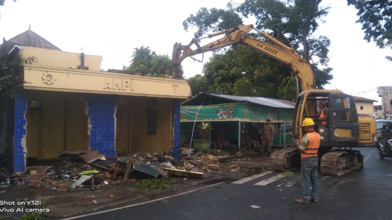 Satpol PP Kota Medan Bersama P3SU Bongkar Bangunan di Atas Drainase