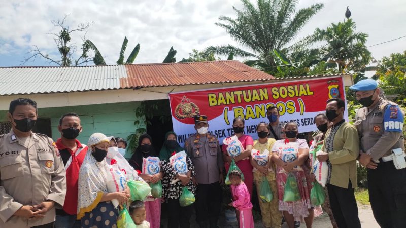 Polsek Teluk Mengkudu Bagikan Bansos ke Warga yang Terdampak Kenaikan Harga BBM