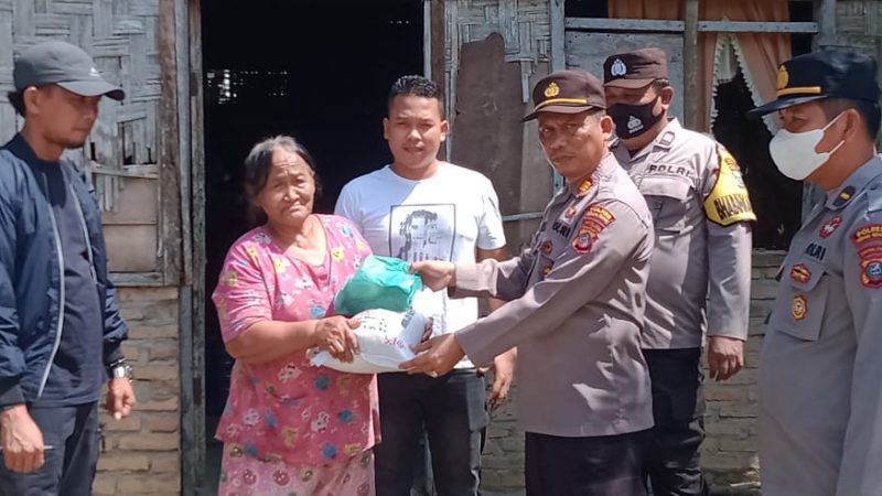 Polsek Firdaus Mengkudu Bagikan Bansos ke Warga yang Terdampak Kenaikan Harga BBM