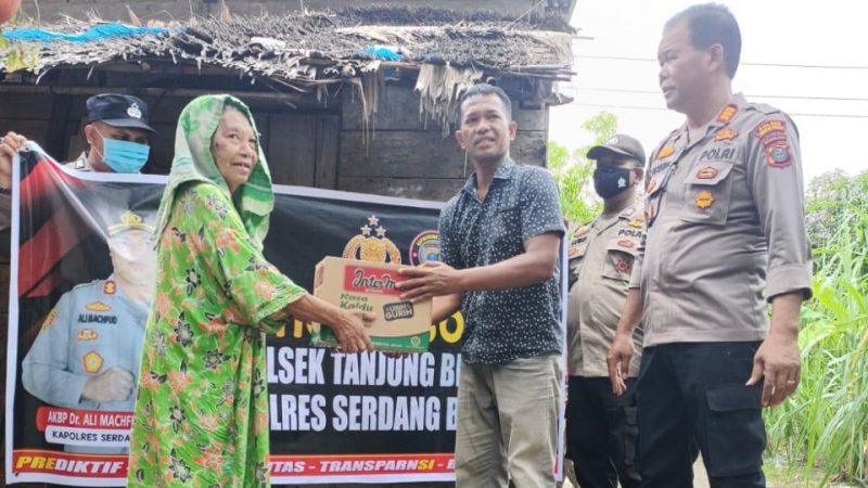 Polsek Tanjung Beringin Berikan Bansos ke Warga yang Terdampak Kenaikan Harga BBM