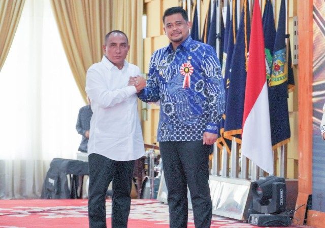 Bobby Nasution Terima Lencana Penghargaan Produktivitas Siddhakarya Sumut 2022