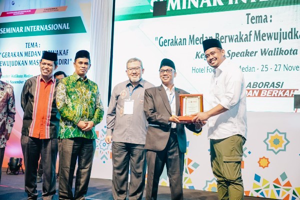 Dinilai Tokoh Peduli Wakaf Melalui Program Masjid Mandiri, BWI Beri Penghargaan ke Bobby Nasution