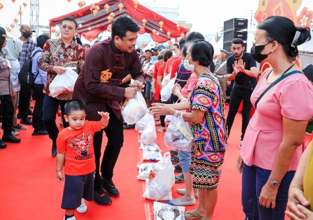 Imlek Fair 2023, Bobby Nasution Serahkan Bantuan Sosial 1.080 Sembako ke Warga Tionghoa