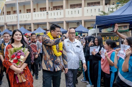 Bobby Nasution Resmikan Porseni Tingkat SMP Di SMK Gelora Jaya Nusantara Medan