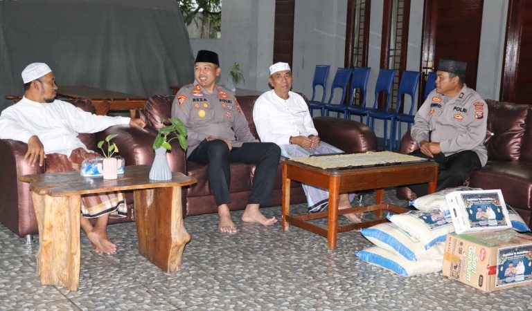 Pererat Tali Silaturahmi, Kapolres Madina Berkunjung ke Pondok Pesantren Purba Baru