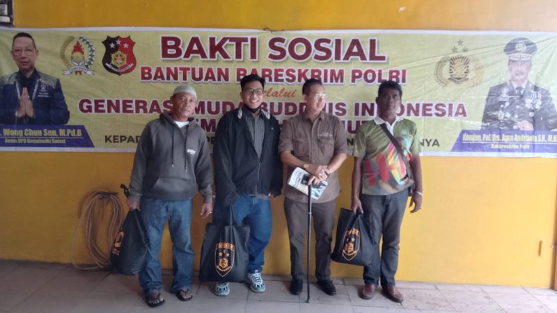 Bareskrim Polri dan Gemabudhi Sumut Bagi Paket Sembako kepada Wartawan DPRD Medan