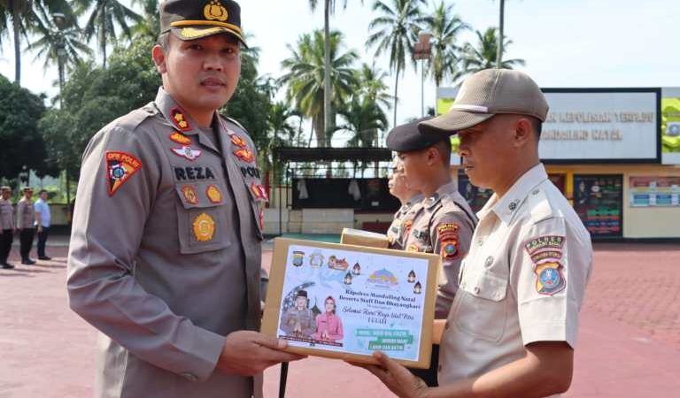 Kapolres Madina Berikan Parcel Lebaran ke Personil