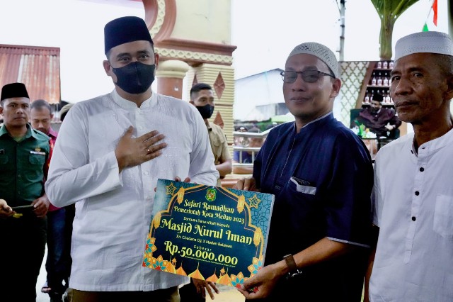 Warga Sambut Hangat Kedatangan Bobby Nasution Safari Ramadan ke Masjid Nurul Iman