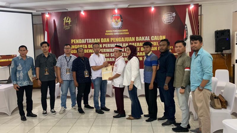 Ikhwaluddin Simatupang Pengawas JMI Serahkan Berkas Pendaftaran Bacalon DPD RI ke KPU Sumut