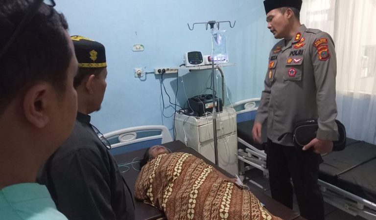 Kapolres Madina Jenguk Korban Penyiraman Air Keras