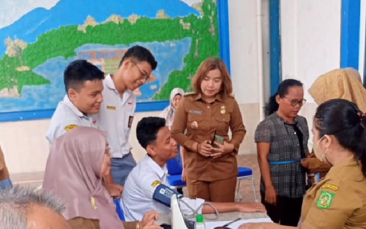 Kelurahan Sei Rengas I Berkolaborasi Dengan Puskesmas Pasar Merah Gelar Posbindu di SMAN 6 Medan