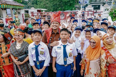 Kenakan Pakaian Adat Karo, Bobby Nasution Inspektur Upacara Hari Pendidikan Nasional