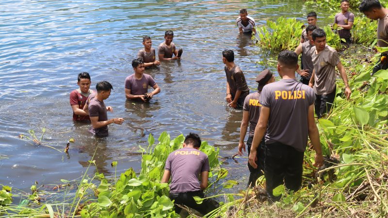 Peduli Lingkungan, Polres Humbahas Laksanakan Bersih-bersih di Pinggiran Danau Toba