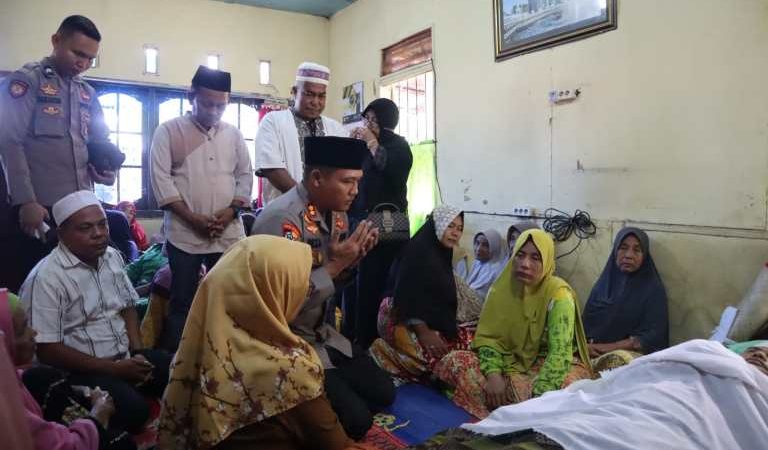 Kapolres Madina Melayat ke Rumah Duka Wartawan