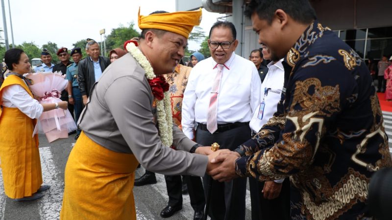Kapolda Sumut Irjen Pol Agung Setya Tiba di KNIA dan Tunaikan Salat di Masjid Raya Al Mashun