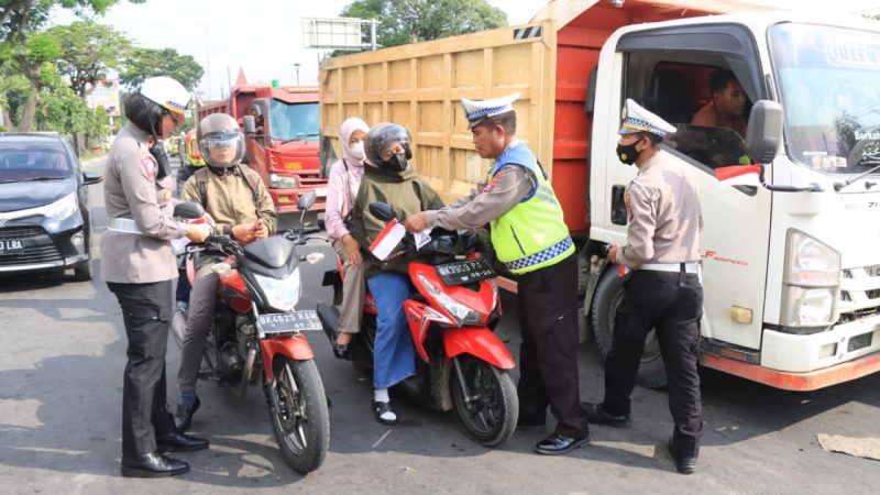 Sat Lantas Polres Binjai Bagi-Bagi Bendera Merah Putih