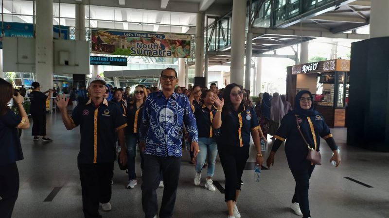 Seratusan Tim Pemenangan dan Relawan Sopo ATRestorasi Bersatu Antonius Devolis Tumanggor Jemput Ketum Partai NasDem di Kualanamu