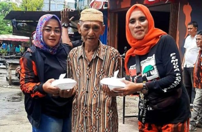 Guntur Syahputra Apresiasi Program Srikandi PAC Pemuda Pancasila Medan Denai, Bagi-bagi Nasi Kotak Bagi Pengguna Jalan