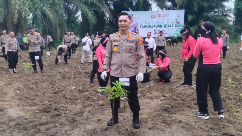 Rayakan Hut RI Ke 78, Polresta Deli Serdang Laksanakan Penanaman Pohon Dengan Serentak