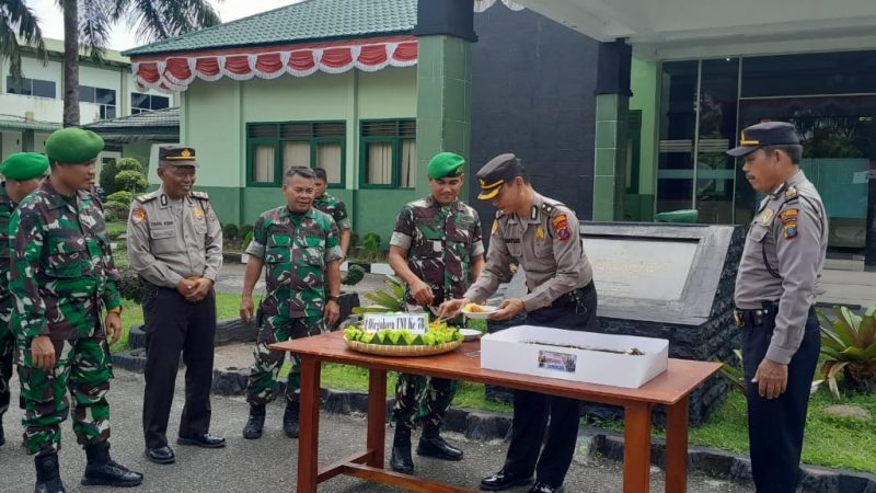 Jajaran Polresta Deli Serdang Datangi Mako TNI, Beri Surprise HUT TNI ke-78