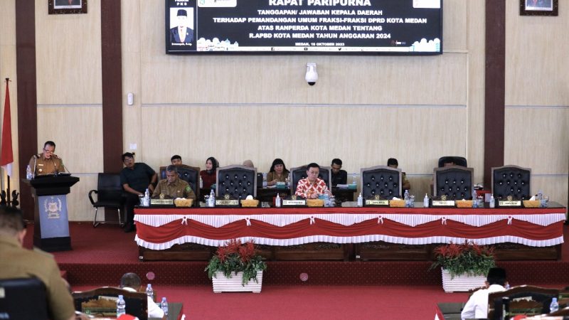 Wakil Walikota Menyampaikan Tanggapan Atas Pemandangan Umum Fraksi Fraksi