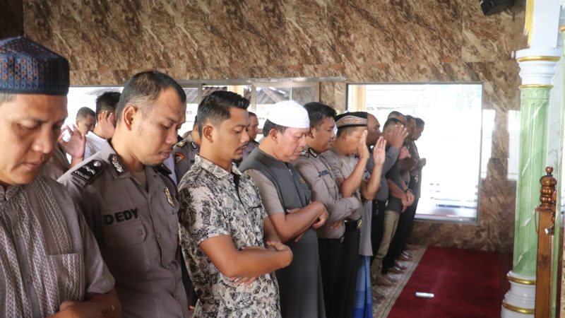 Sholat Ashar Berjamaah, Anggota Polres Langkat menjadi Imam di Mesjid Darus Salam