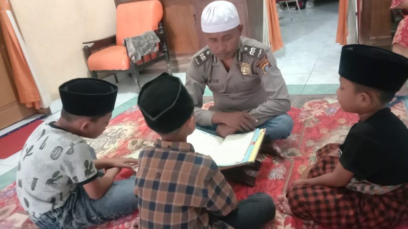 Mengisi Bulan Ramadhan, Kanit Binmas Polsek Tanjung Pura Ajarkan Anak-anak Mengaji